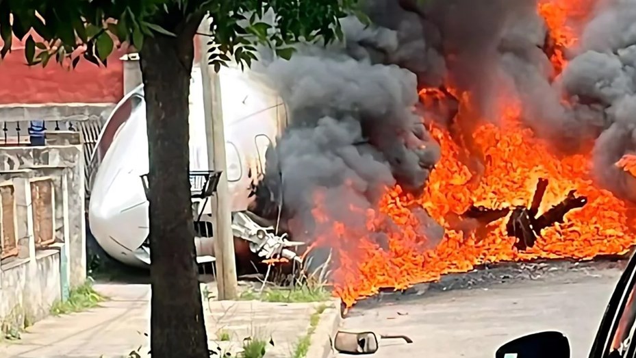 Se despistó un avión en el aeropuerto de San Fernando, chocó contra una casa y se incendió