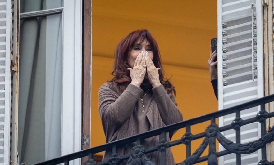 Nuevo parte médico: Cristina Kirchner seguirá internada por el cuadro íleo postoperatorio