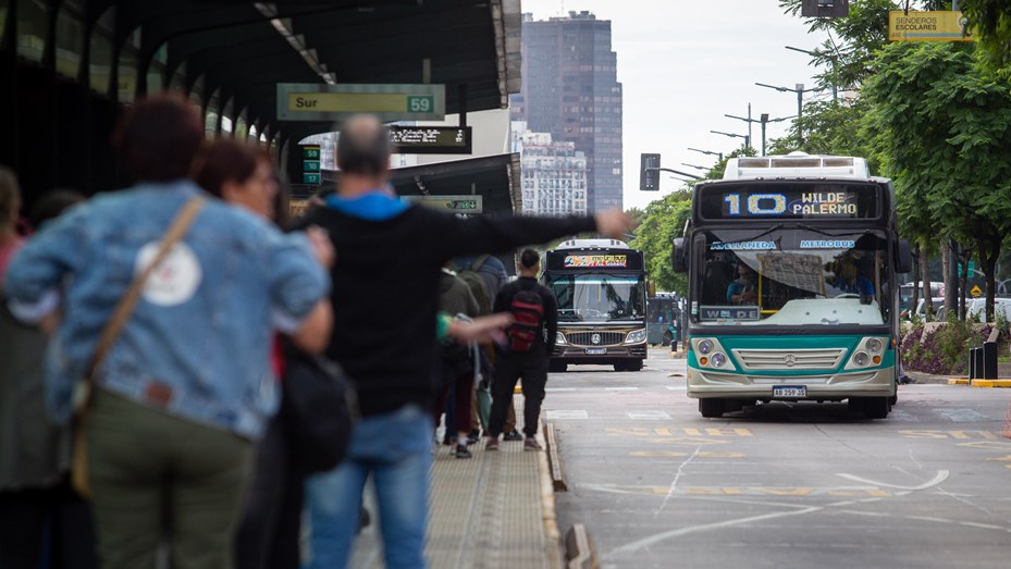 El Gobierno busca llevar el boleto mínimo de colectivo a $270 y el de tren a $130