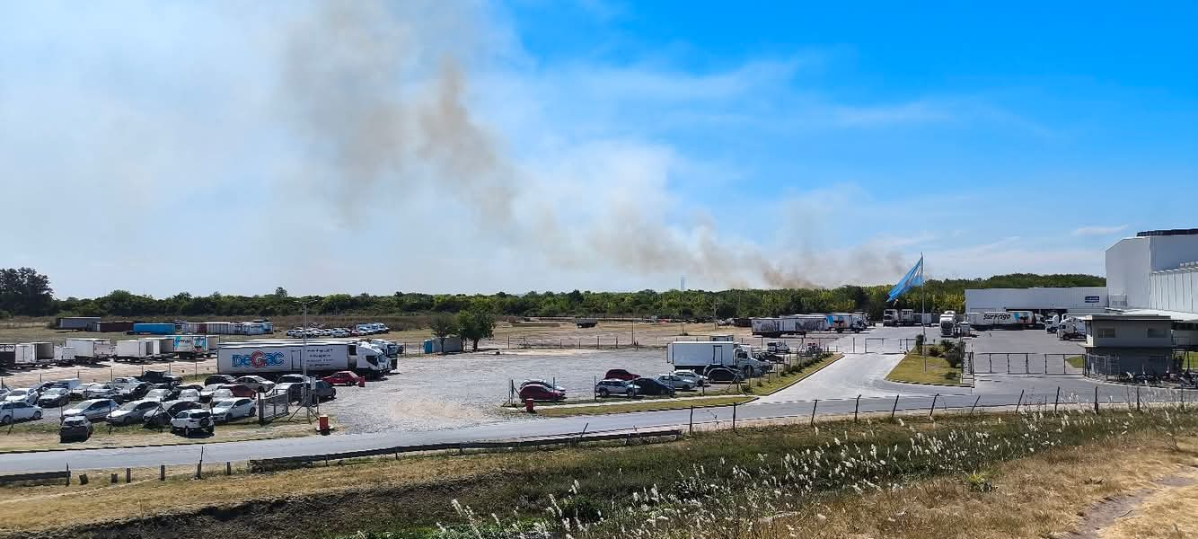 Un incendio en Ezeiza amenazó la actividad del aeropuerto y hubo desvíos a Aeroparque