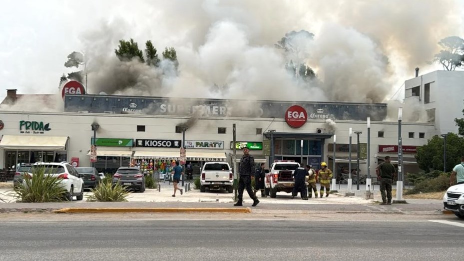 Impactante incendio en un supermercado a metros de la playa de Pinamar