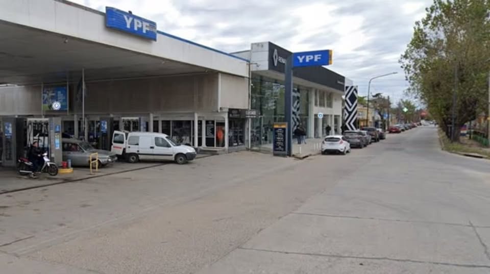 Un peligroso preso se escapó tras pedir ir al baño en plena ruta: atacó al guardia en una estación de servicio