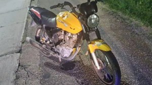 Una pareja llevaba a una bebé en moto, la manta que la envolvía se enredó con la rueda y le arrancó una pierna