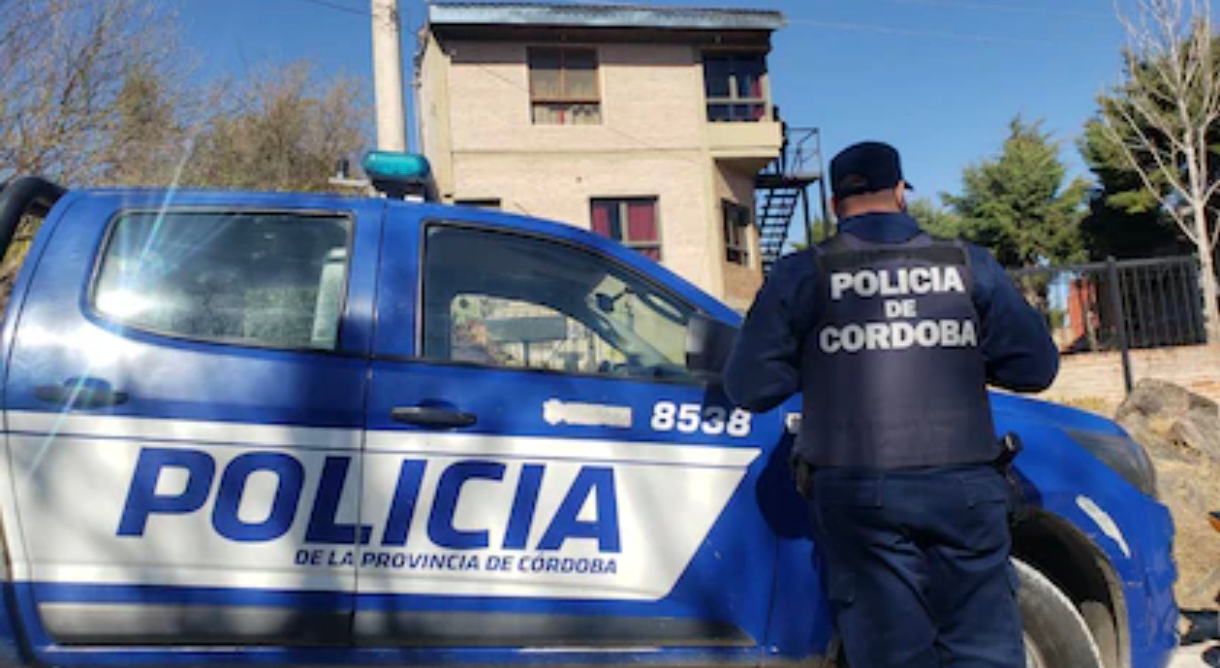 Imputaron al policía que debía custodiar a una mujer que fue asesinada por su ex en Córdoba: se habría ido a dormir al patrullero