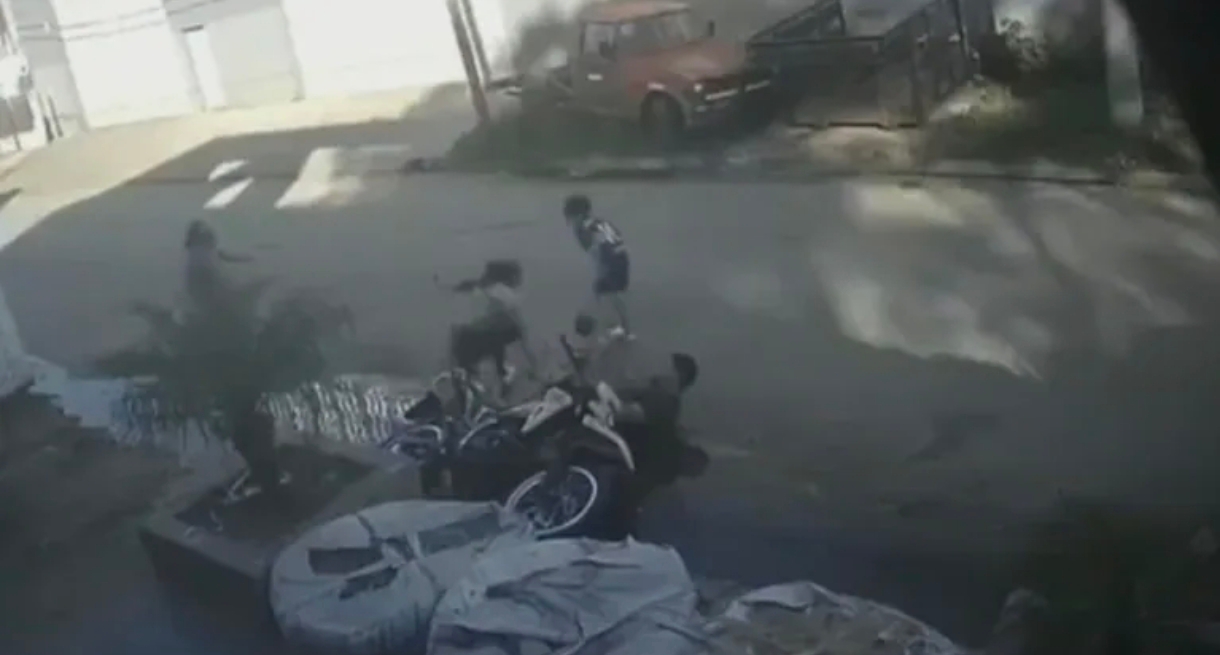 Virrey del Pino: motochorros quisieron robarle, intentó escapar y terminó chocando con una camioneta