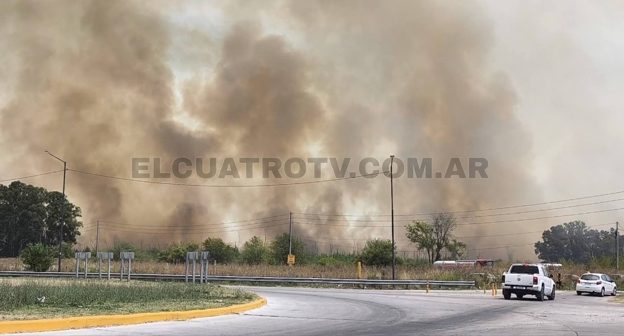 Incendios de pastizales interrumpen el tránsito en la Autopista Presidente Perón