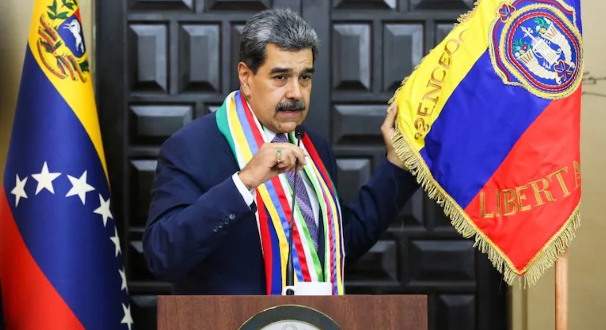 La primera foto de Nicolás Maduro tras la captura: ojos tapados y manos atadas