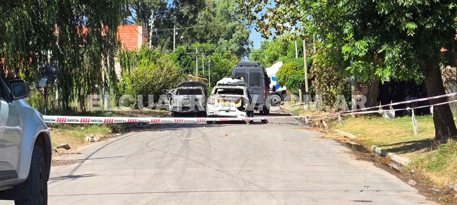 Pelea entre dos bandas que terminaron con fallecidos y dos móviles policiales quemados en Máximo Paz