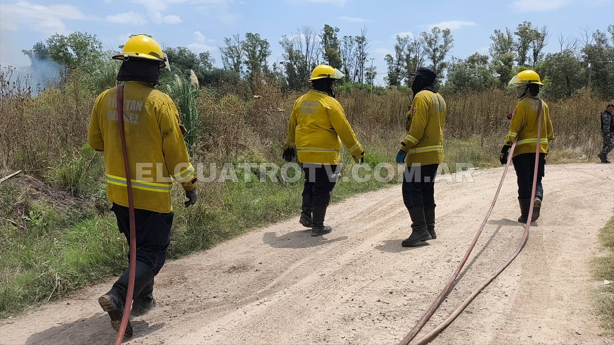 Incendio de pastizales en La Unión: trabajan varias dotaciones de bomberos sobre la Autopista Ezeiza Cañuelas