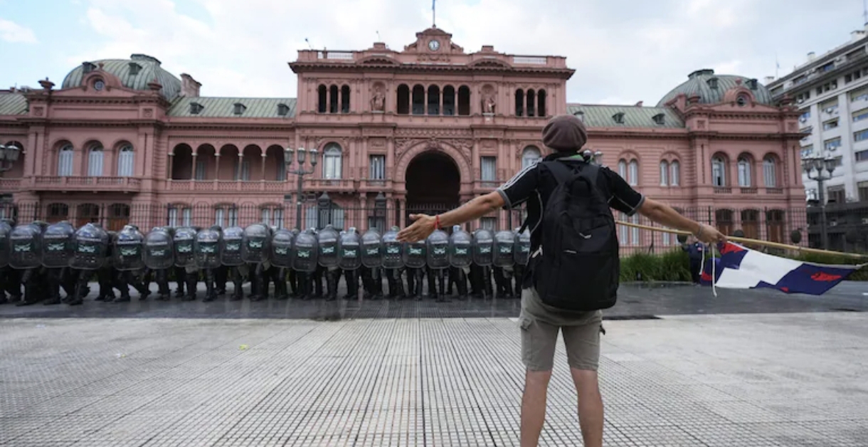 El Gobierno culpó a los barras, el kirchnerismo y la izquierda por los incidentes: “No nos van a amedrentar”