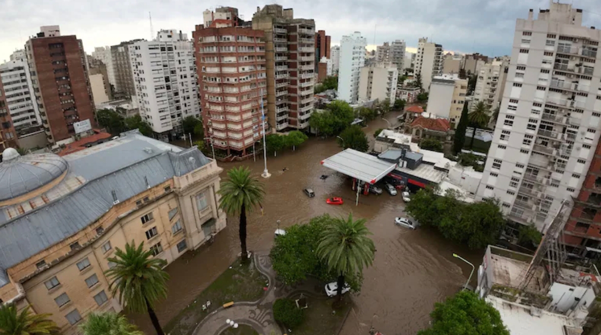 La Provincia busca financiamiento internacional para reconstruir Bahía Blanca, pero necesita el aval de Nación