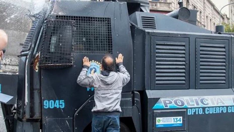 Marcha de los jubilados: hay 20 policías heridos tras ser atacados por los barrabravas