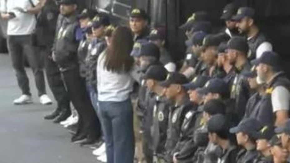 Victoria Villarruel saludó a efectivos de la Policía apostados en las inmediaciones del Congreso