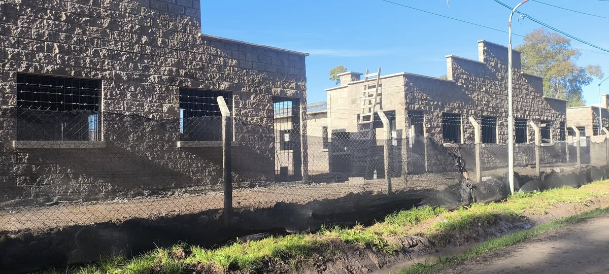 Batakis visito la nueva avance de la construcción de la viviendas en Tristán Suárez