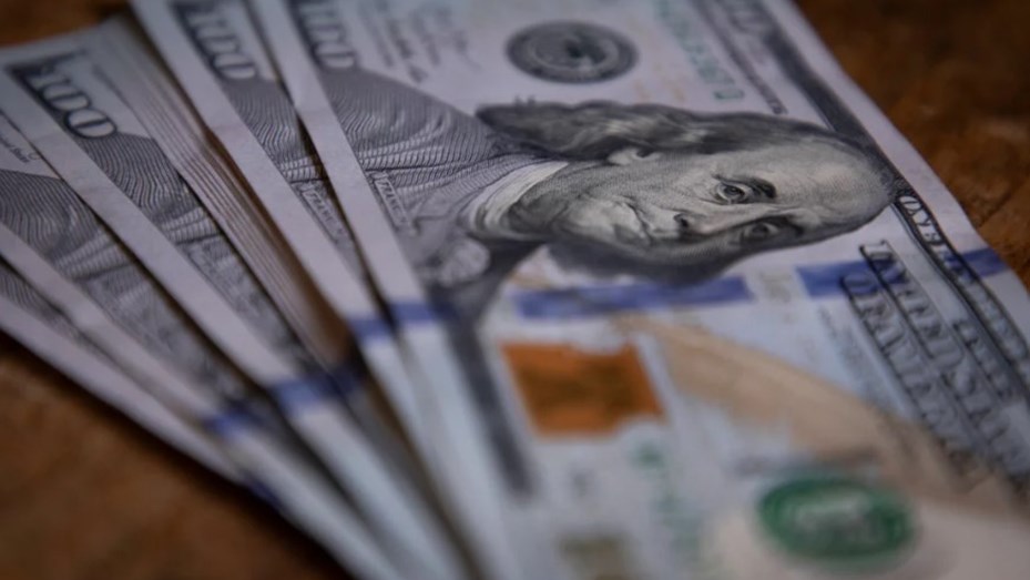 El dólar blue cayó a $1.205 y la brecha con el oficial marcó el nivel más bajo desde la salida del cepo