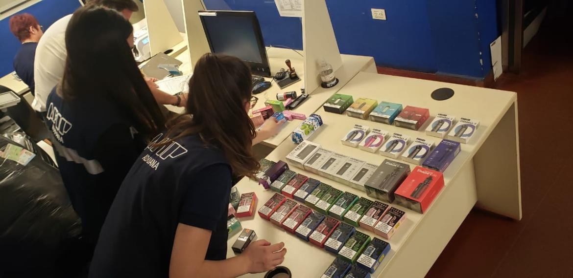 La Aduana secuestró cigarrillos electrónicos que intentaban ingresar por la frontera con Paraguay