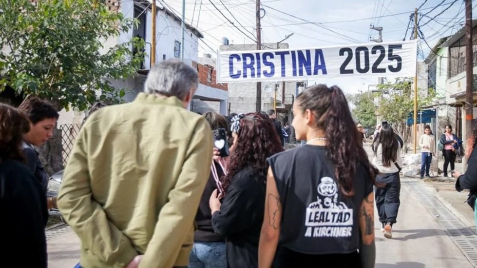 Máximo Kirchner y Mayra Mendoza hicieron campaña con pasacalles de 