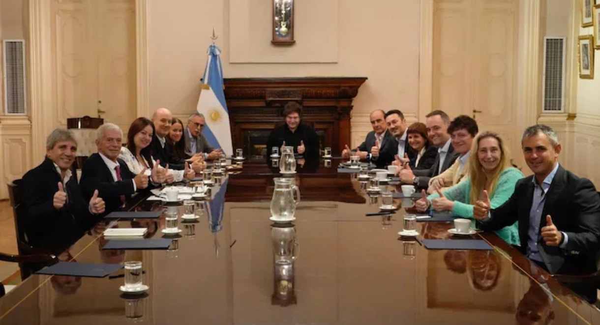 Milei se reúne con el Gabinete en medio del paro de colectivos y a la espera de la medida del virtual blanqueo