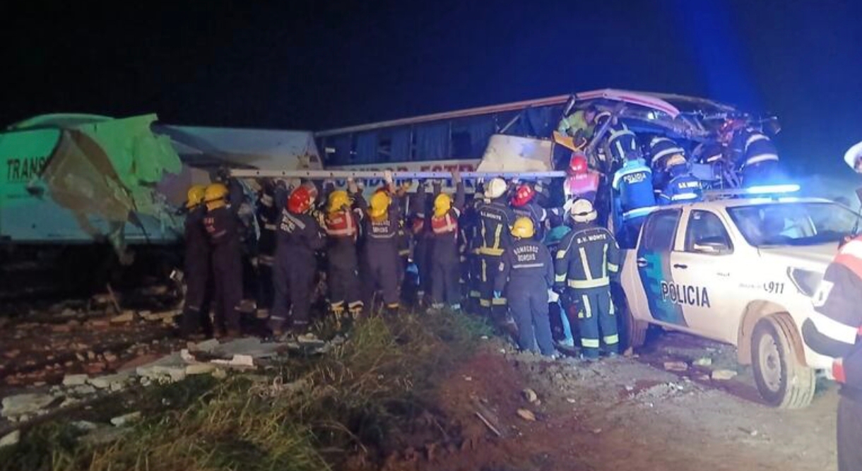 Las impactantes imágenes del trágico choque entre un camión y un micro de larga distancia en la Ruta 3