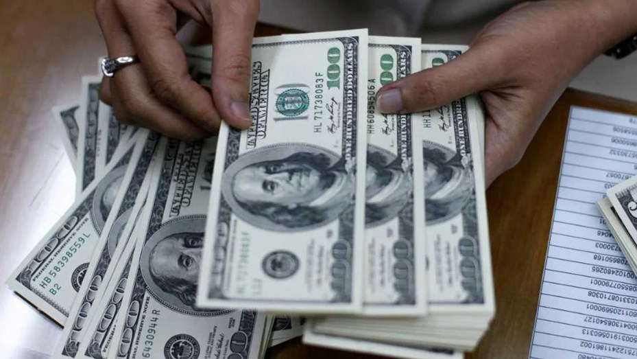 El dólar oficial cerró a $1.155 y se achica la brecha con el blue