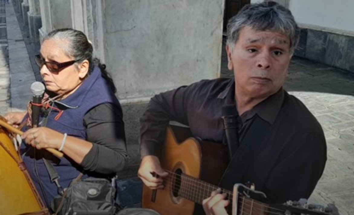 Córdoba: Le robaron la guitarra a un músico ciego y harán una peña para ayudarlo