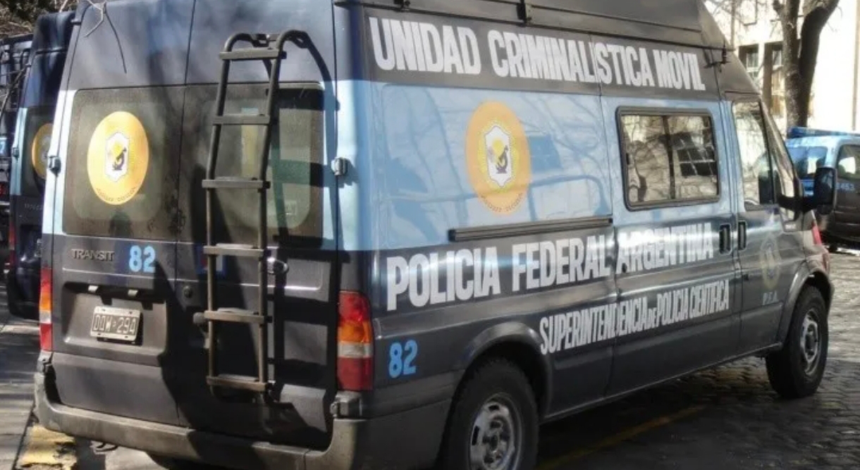 Policía mató en tiroteo a uno de los tres ladrones que intentaron asaltarlo mientras trabajaba de remisero