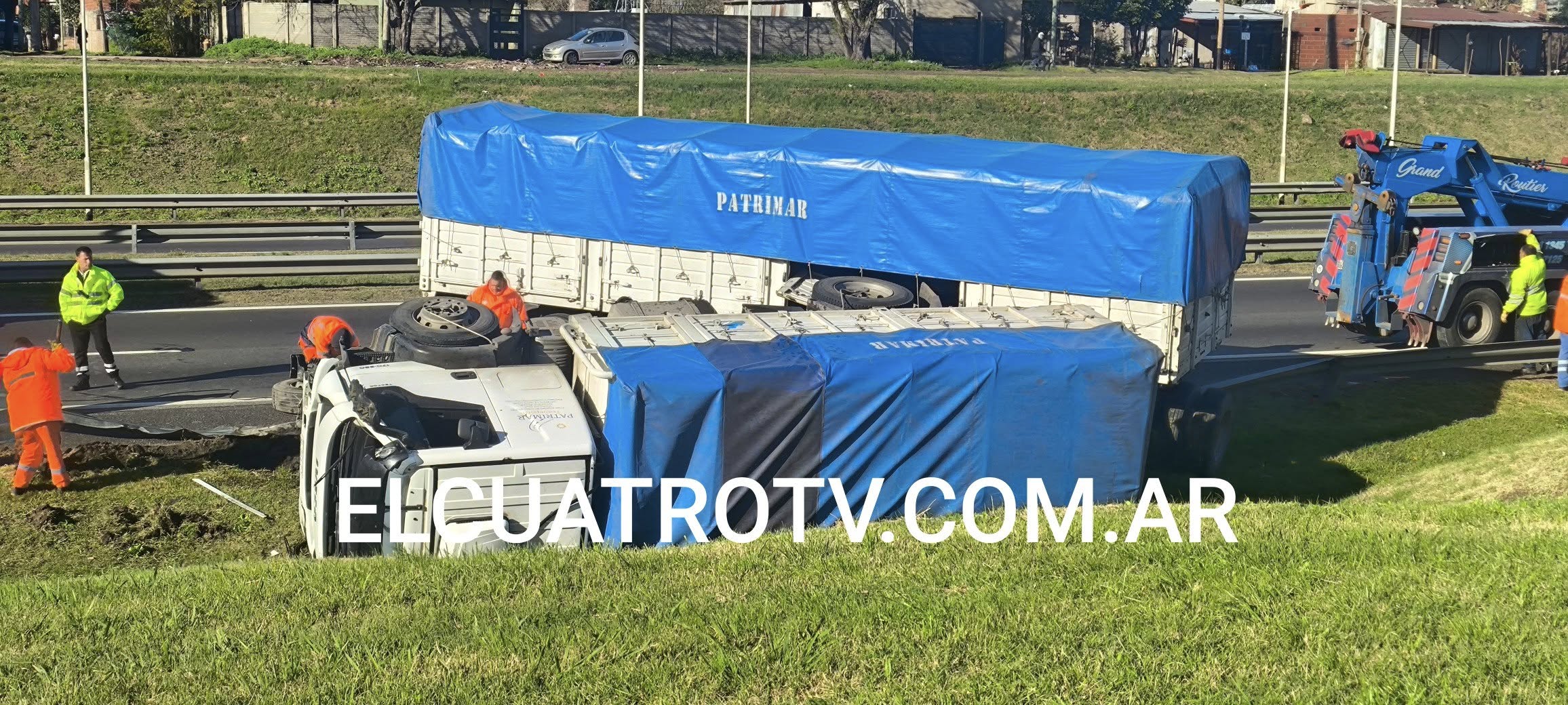 Un camión volcó este miércoles a la mañana sobre la Autopista Ezeiza-Cañuelas