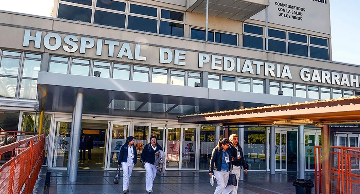 Trabajadores del Hospital Garrahan protestaron frente al Ministerio de Salud en reclamo por mejoras en los salarios