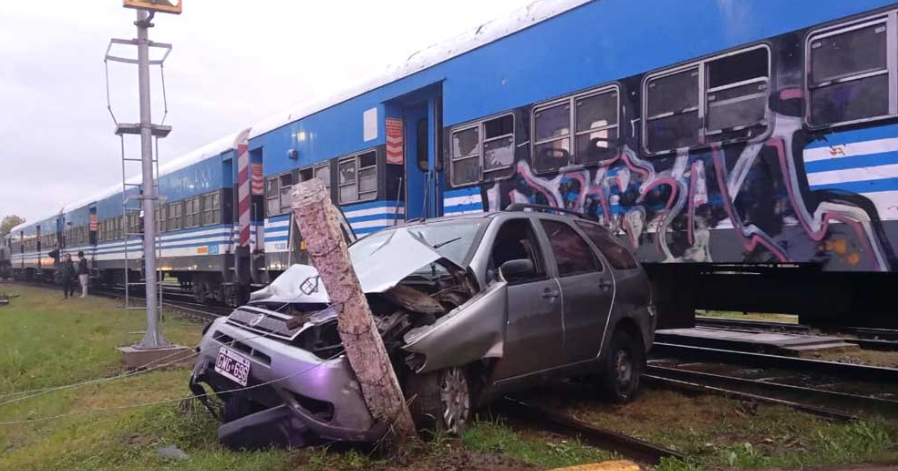 Un conductor paso en la barrera baja y terminó chocando con una formación en Máximo Paz