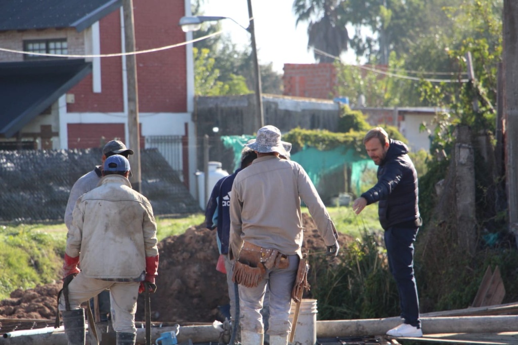 Puente y pavimento: siguen llegando obras a Carlos Spegazzini