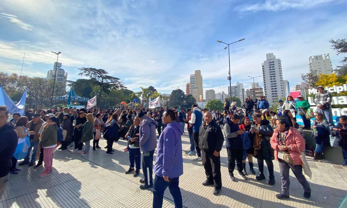 Protesta de feriantes de La Salada frente a la Municipalidad de Lomas de Zamora
