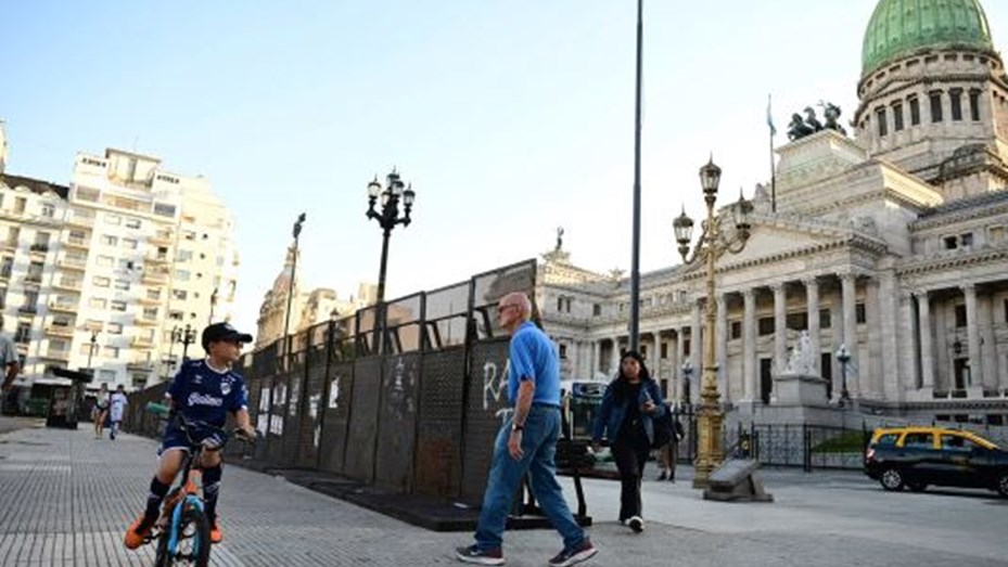 Congreso: acuerdan aumento salarial para los trabajadores y un bono por 100 mil pesos