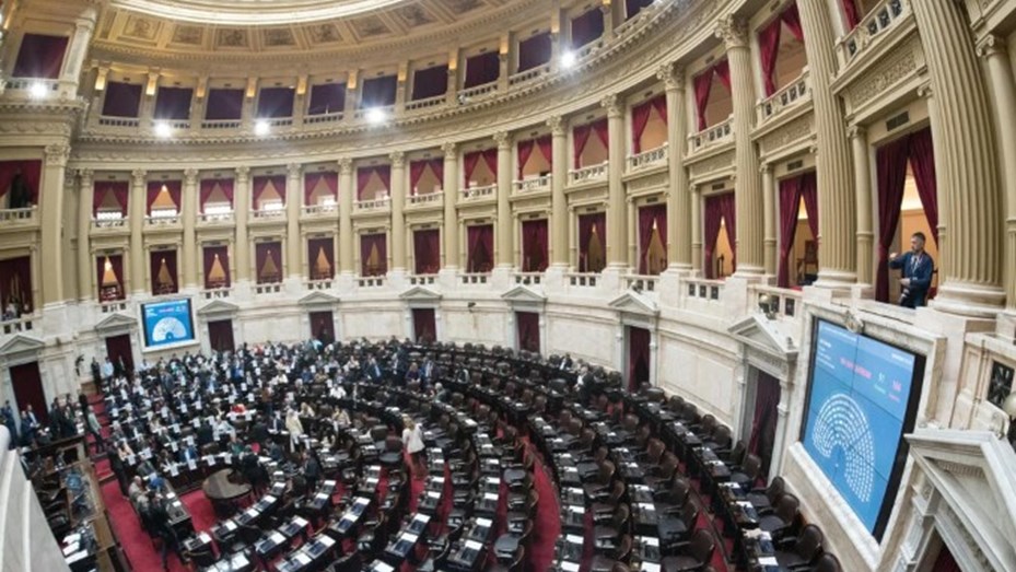 Diputados debaten suba de jubilaciones y un bono de $110.000