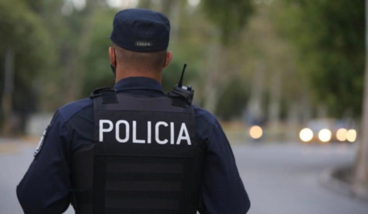 Joven apuñaló y baleó a su madre y mató a un hombre dentro de una vivienda en Lanús 