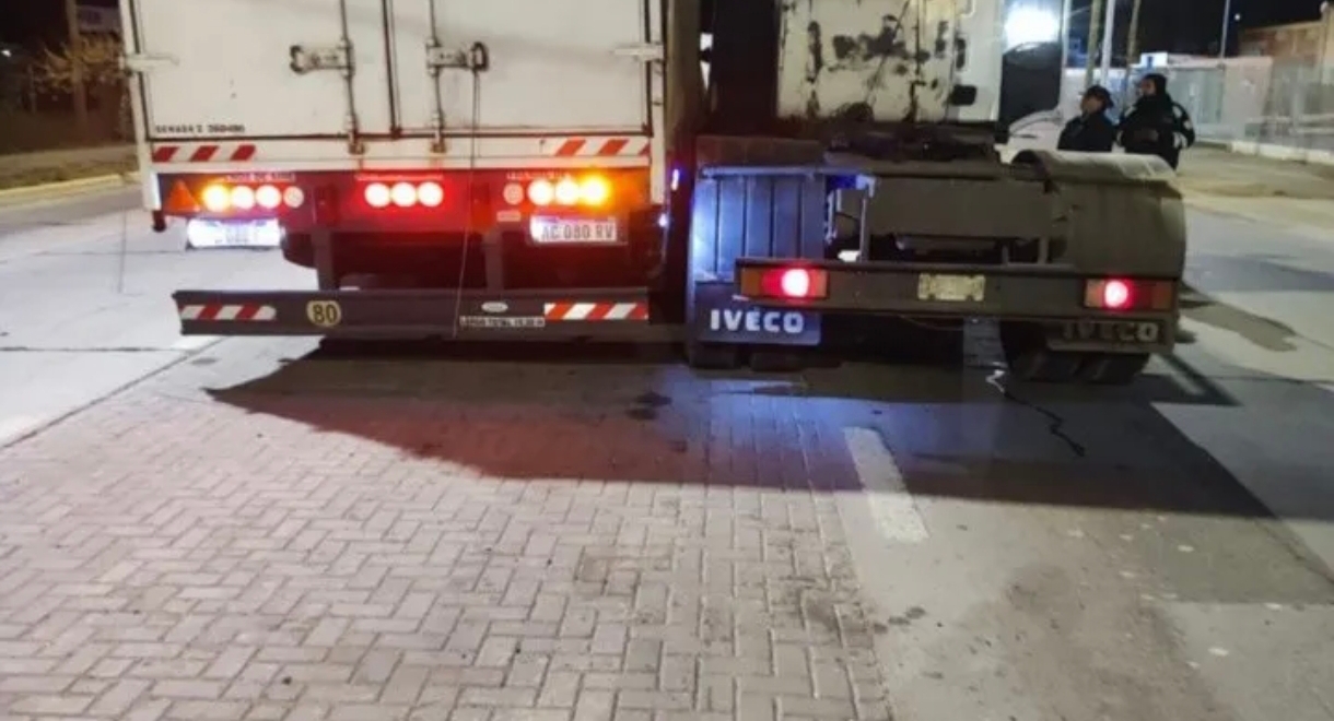 Murió un transportista en un choque fatal entre camiones que circulaban en la misma dirección