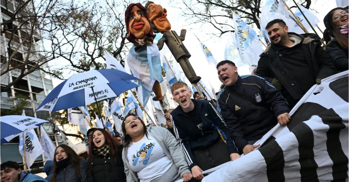 Marcha en apoyo a Cristina Kirchner: llegaron las primeras columnas de militantes a Plaza de Mayo