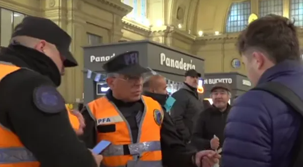 Marcha en apoyo a Cristina Kirchner: la Policía pide DNI en la estación Constitución