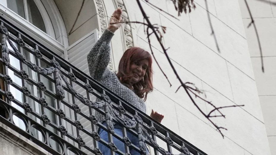 Luego de la aclaración de la Justicia, Cristina volvió a salir al balcón de su departamento