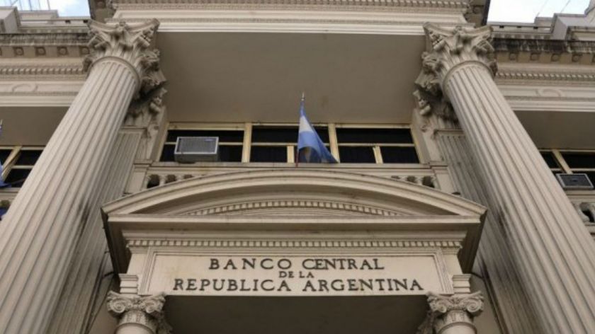 La “motosierra” de Milei llega al Banco Nación: cierran 60 sucursales