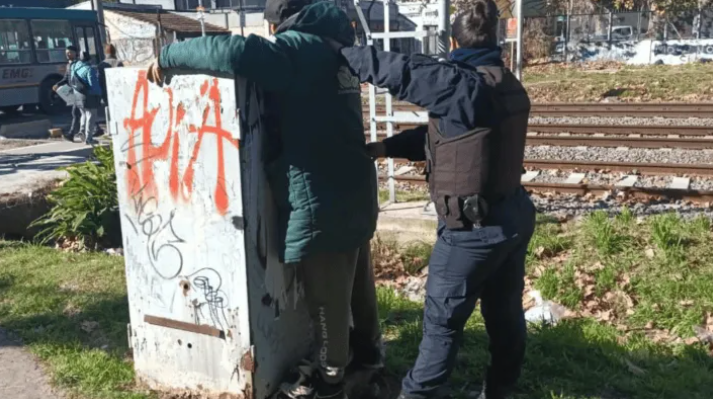 Detuvieron a un ladrón que era buscado por robar en comercios en los que amenazaba a las empleadas con un cuchillo en Monte Grande