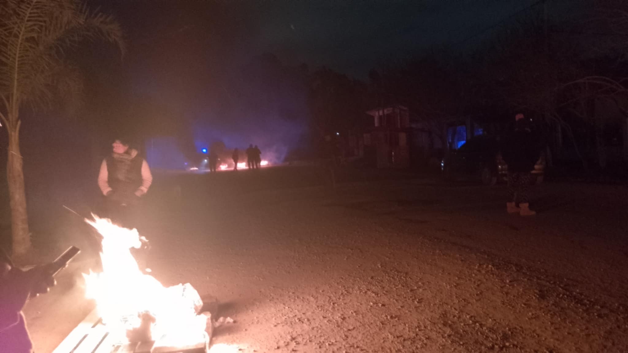Un grupos de vecinos cortaron las calles de Tristán Suárez por la falta de luz