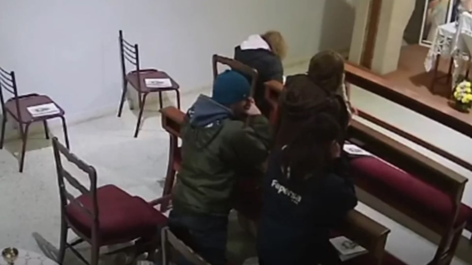 Santa Fe: le robaron a una mujer mientras rezaba en una parroquia