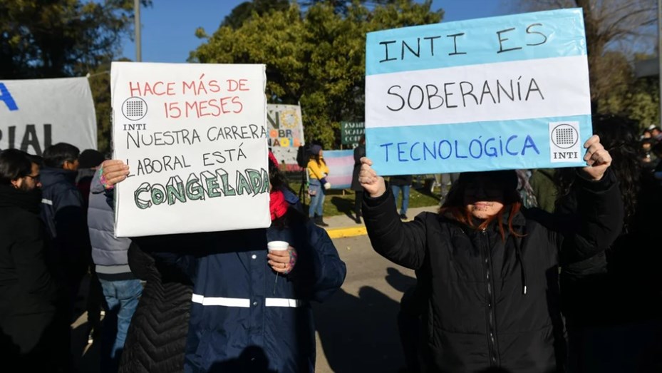 Trabajadores del INTI se movilizan en contra del decreto “que los desguaza”