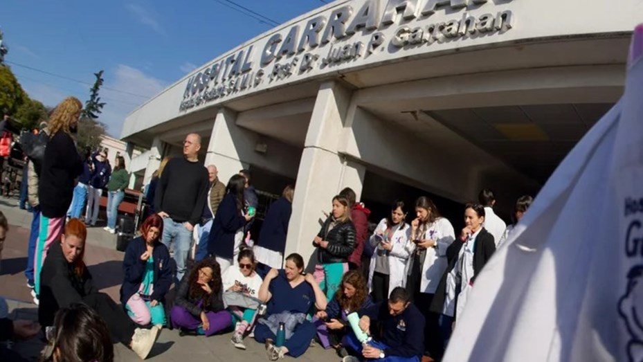 En medio de un nuevo paro, profesionales y familiares realizaron un abrazo simbólico al Garrahan