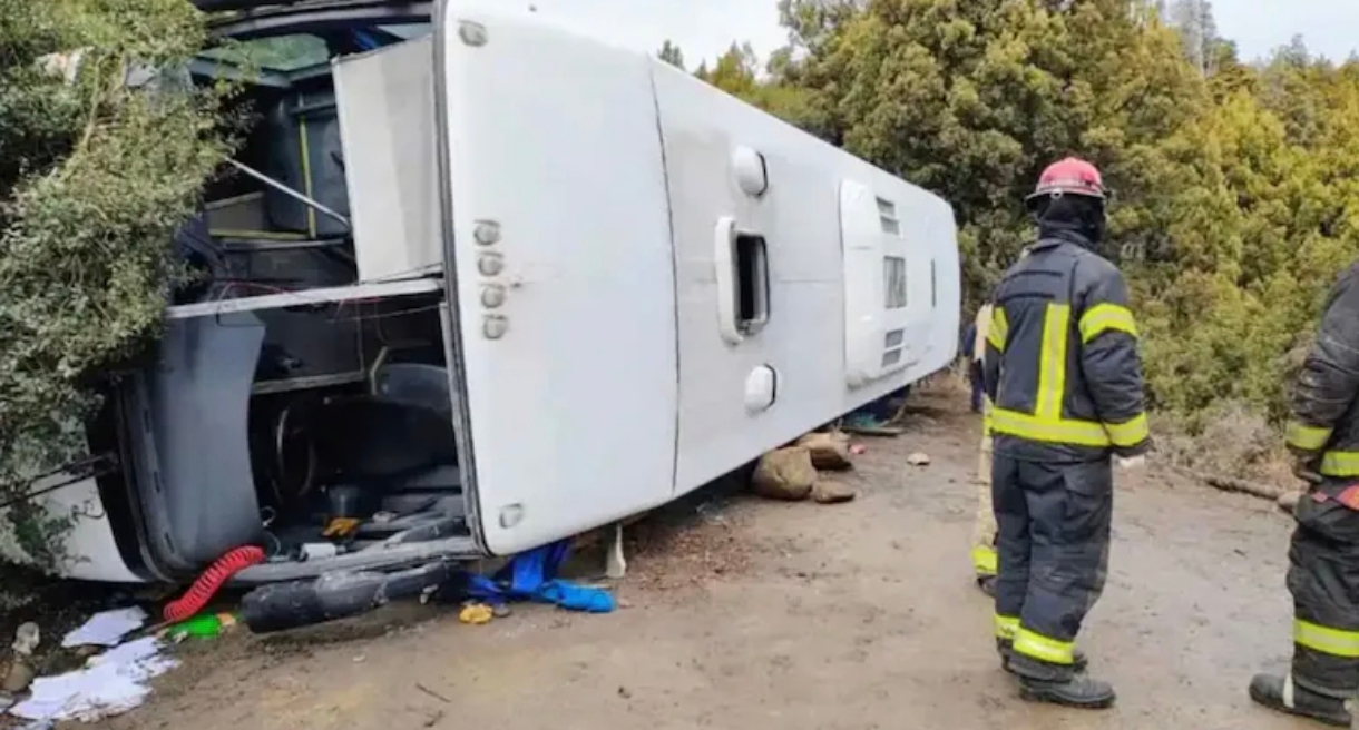 Impactante vuelco de un micro en Villa Traful: hay más de 20 turistas heridos y 5 de ellos están graves
