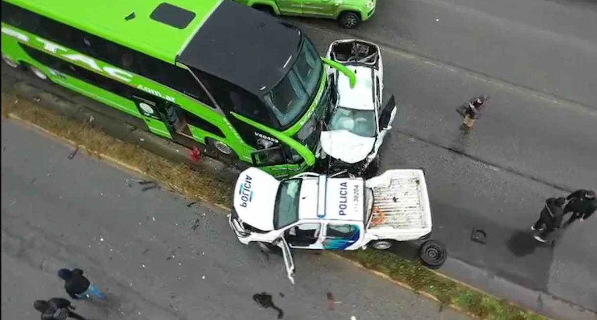 Un hombre robó un patrullero, manejó a contramano y chocó con un micro de larga distancia
