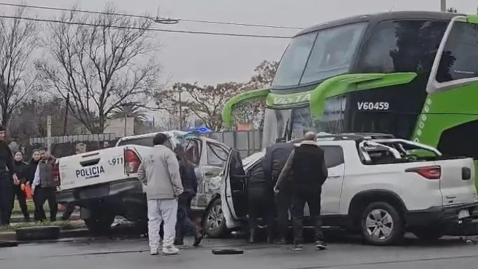 Un paciente psiquiátrico robó un patrullero, manejó a contramano y chocó con un micro de larga distancia
