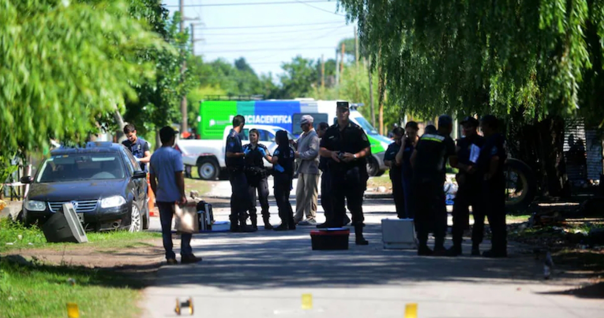 Conmoción en La Plata: un grupo de vecinos encontró a un hombre muerto en medio de la calle