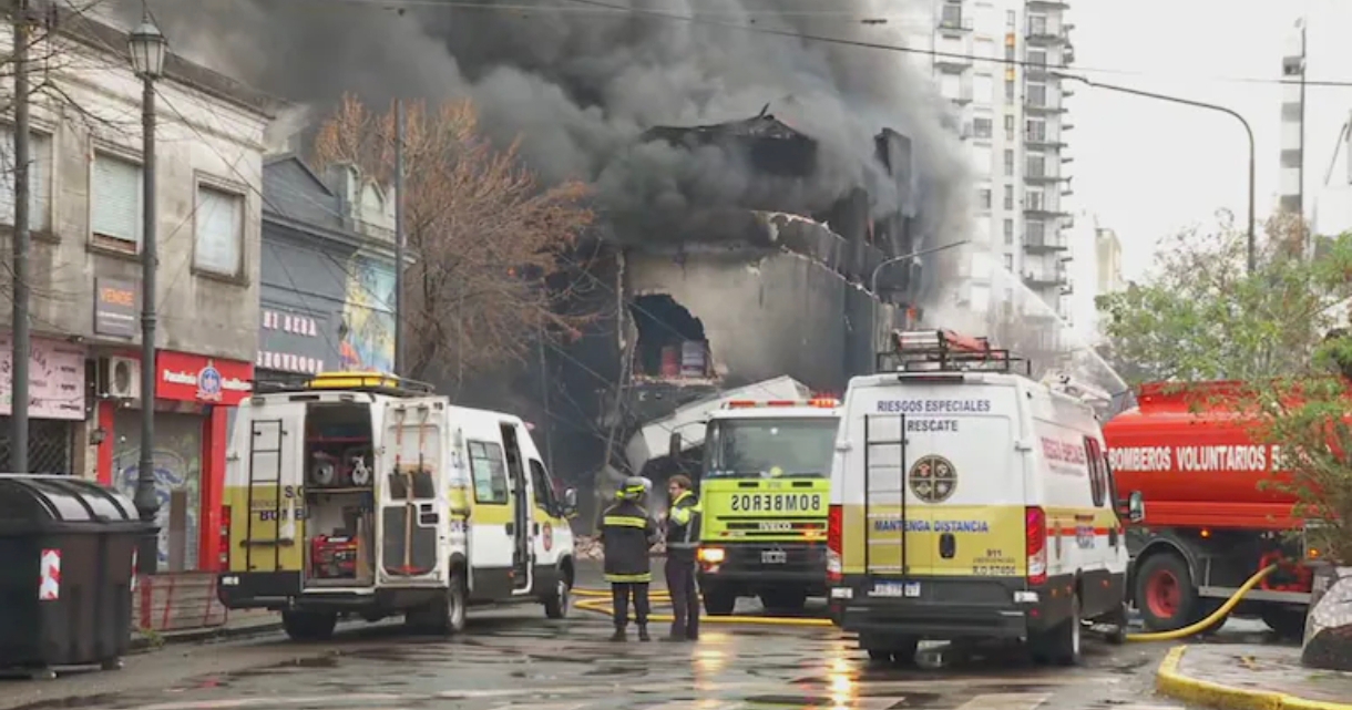 Incendio en un depósito de La Plata: el fuego fue controlado y el edificio deberá ser derrumbado por completo