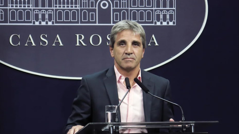 Advertencia de Caputo a bancos: “Si insisten con no acatar las normas, tomaremos medidas”
